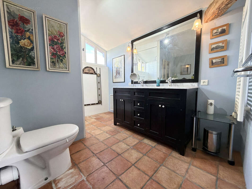 Authentique demeure médiévale avec piscine, jardin et parking privé. - photo 17