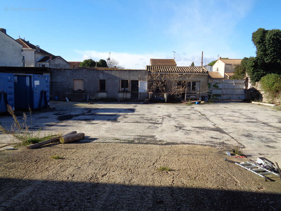 Commerce à AIMARGUES