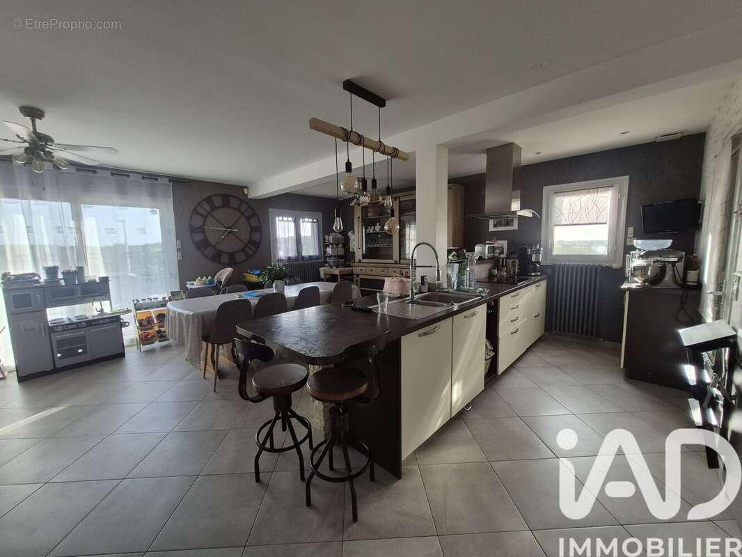 Maison 137 m² à Thouars  - photo 3