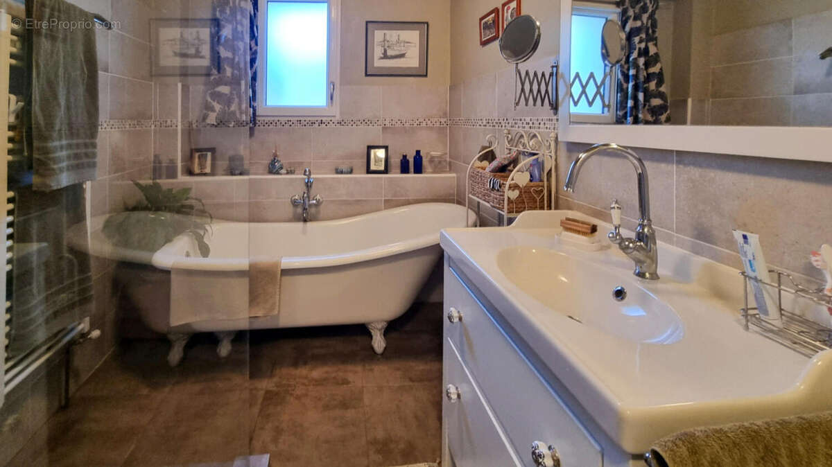 salle de bain - Maison à LERAN