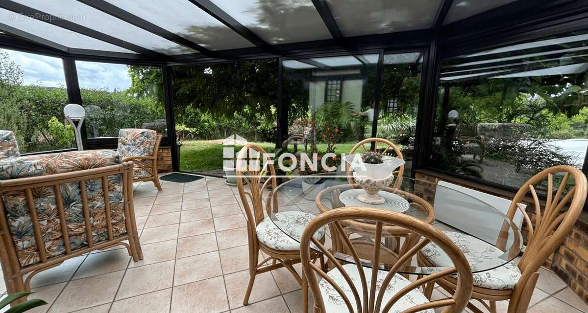 Dans un cadre verdoyant sur 4700m2 de terrain Maison familiale avec piscine - photo 7