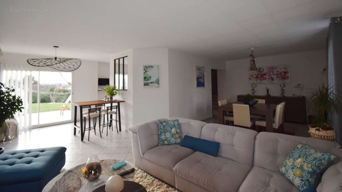 Maison à CREUZIER-LE-VIEUX