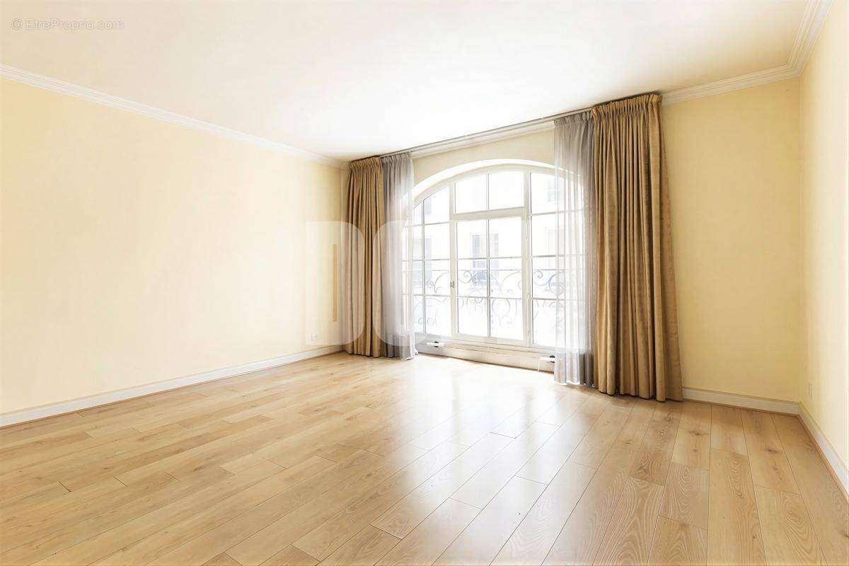 Appartement à PARIS-1E