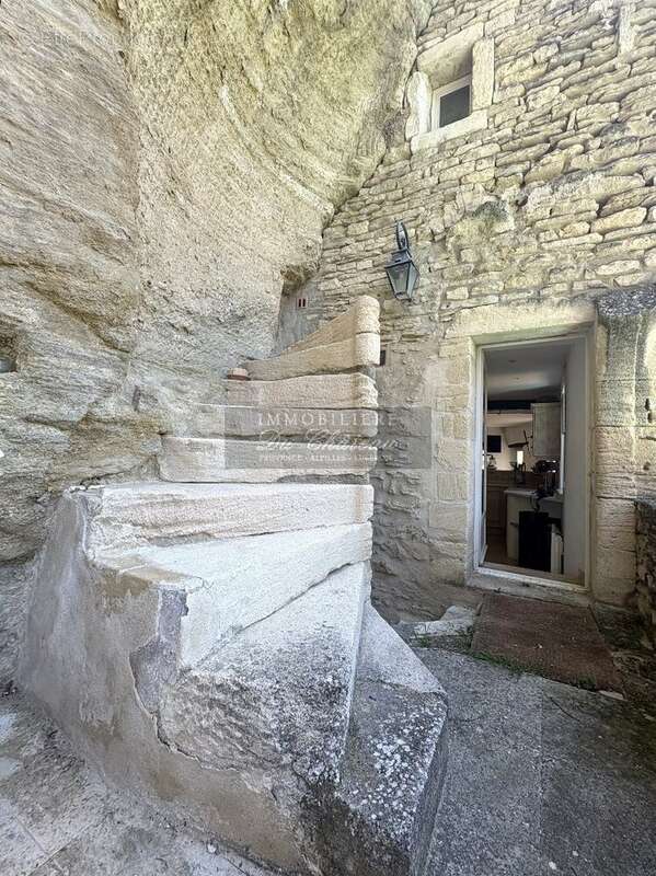 Gordes - Superbe Maison de village au calme avec vue panoramique, d'une superficie de 145 m², comprenant une piscine. - photo 12