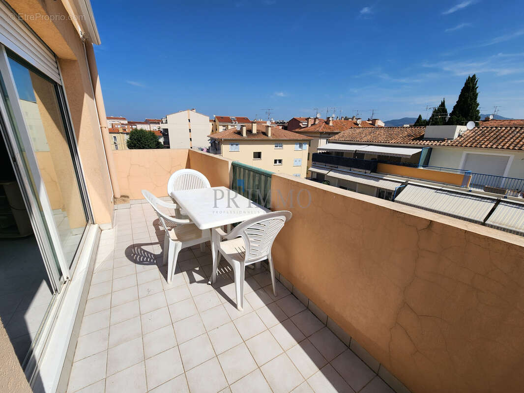 St raphael centre ville - t2 54m2 + garage et cave - photo 3