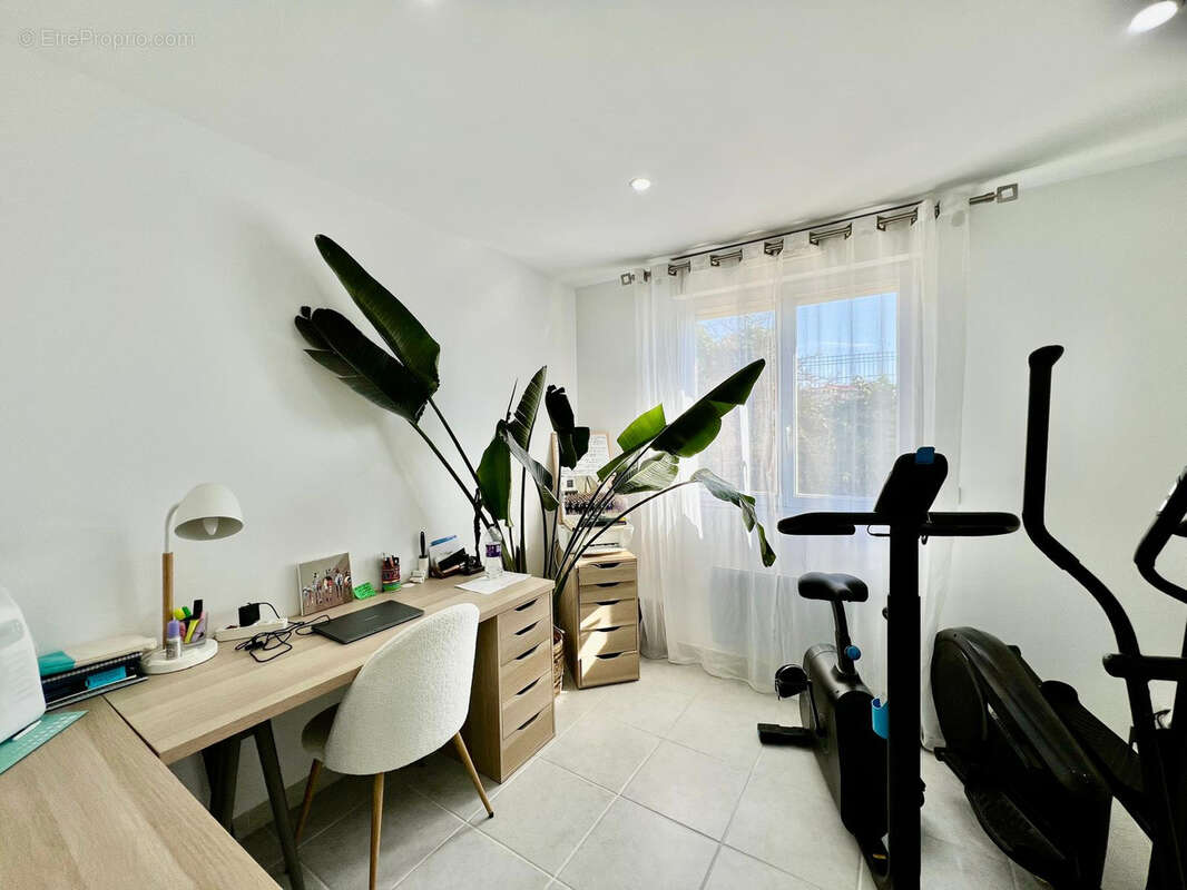 Appartement à SAINT-LAURENT-DU-VAR