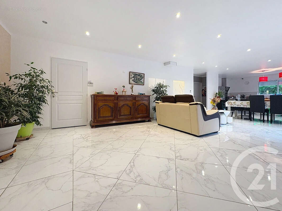 Maison à LA CHAPELLE-SAINT-LUC