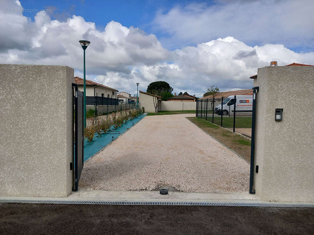 Maison à PINS-JUSTARET