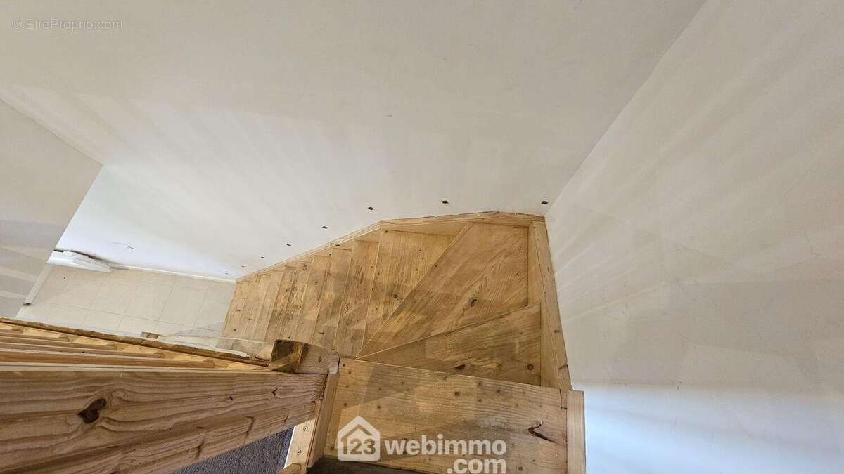 Maintenant direction le 1er étage. - Maison à FONTAINEBLEAU