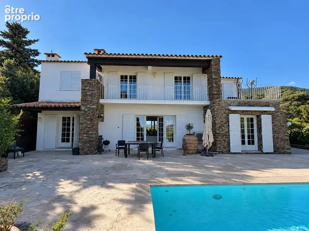 Villa avec vue mer et piscine à débordement à Cavalaire-sur-Mer - photo 2