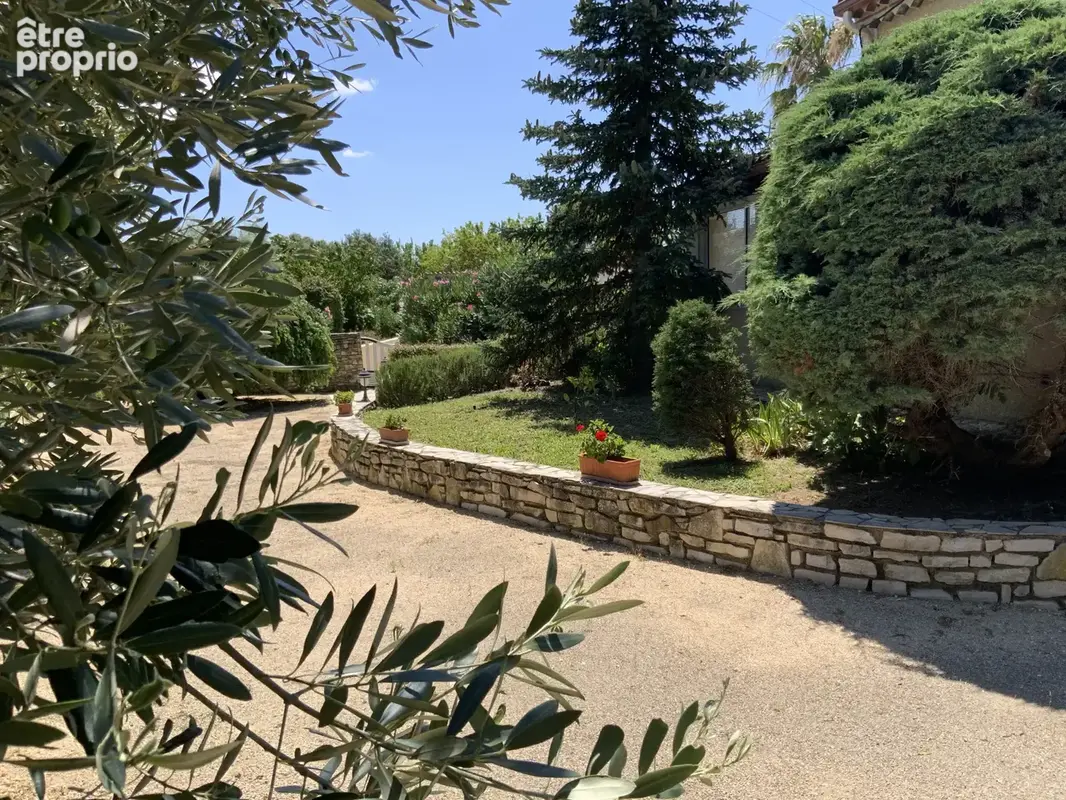 Villa de plain pied sur un terrain de 2300 m2 avec piscine. - photo 15