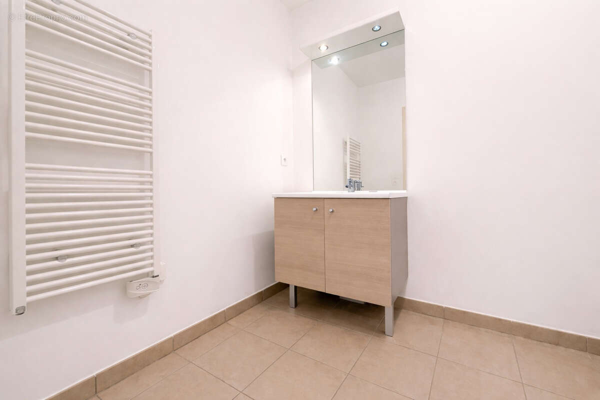 Appartement à SAINT-LAURENT-DU-VAR