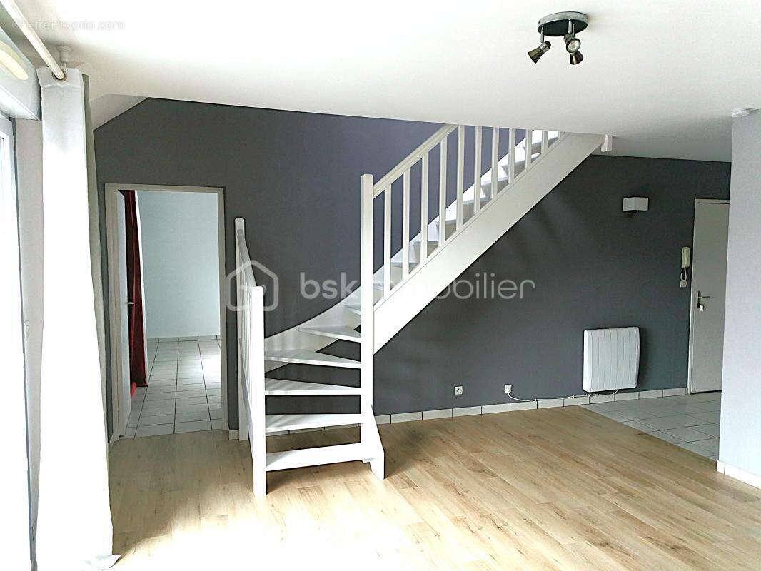 Appartement à LES PONTS-DE-CE