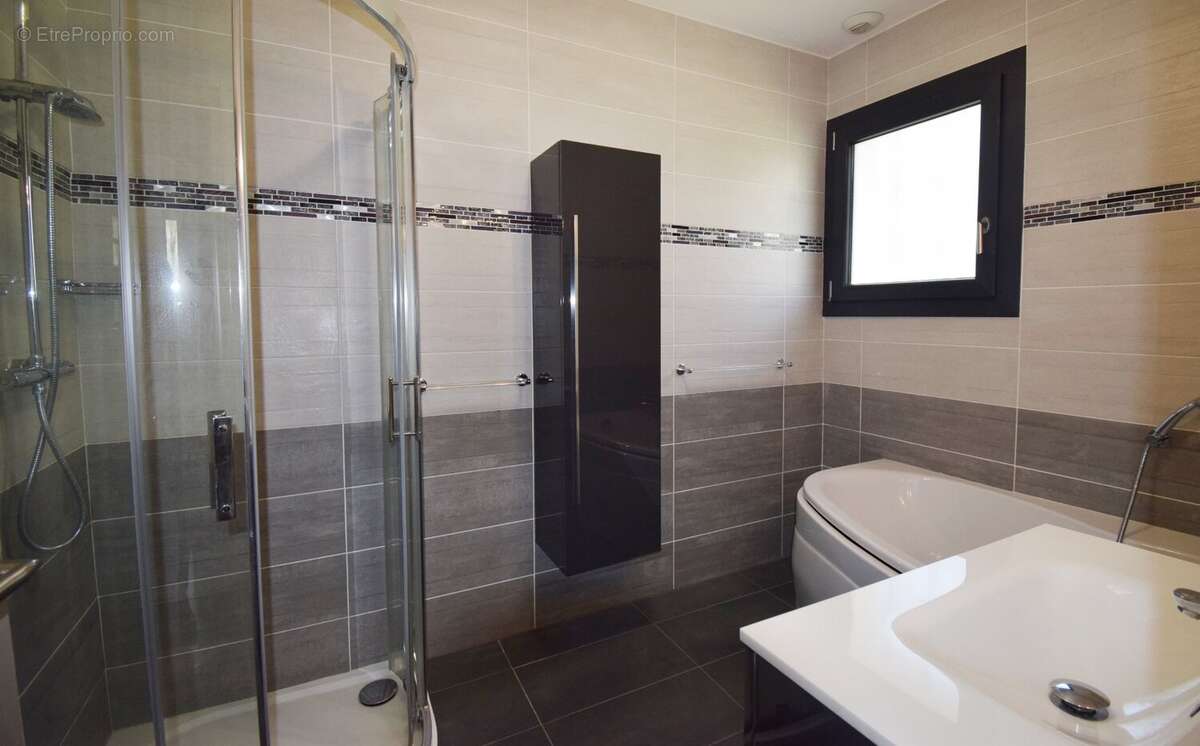 Maison à CREUZIER-LE-VIEUX