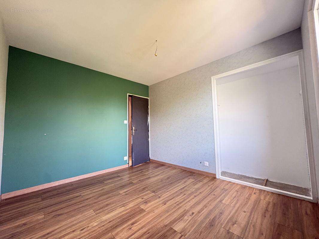 Maison avec fort potentiel , sous-sol complet et 1 800 m² de terrain constructible - photo 13
