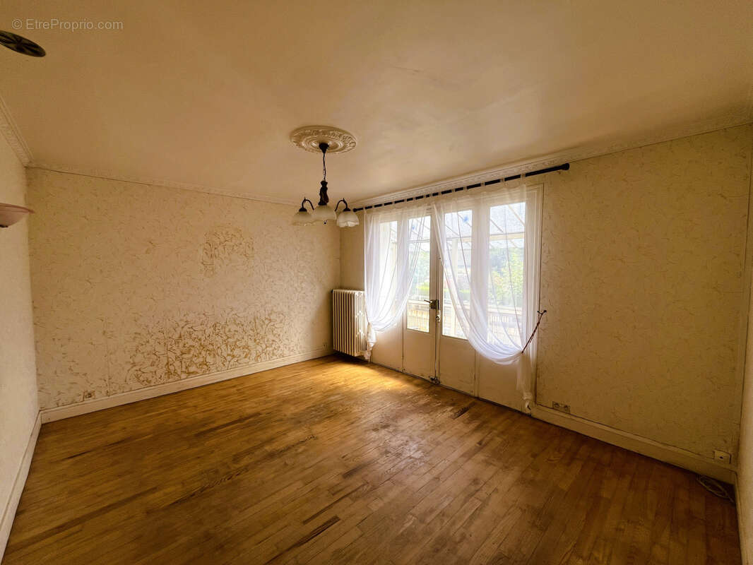 Maison à FONTAINE-LA-GUYON