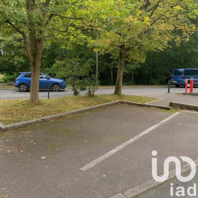 Photo 1 - Parking à SAINT-GRATIEN