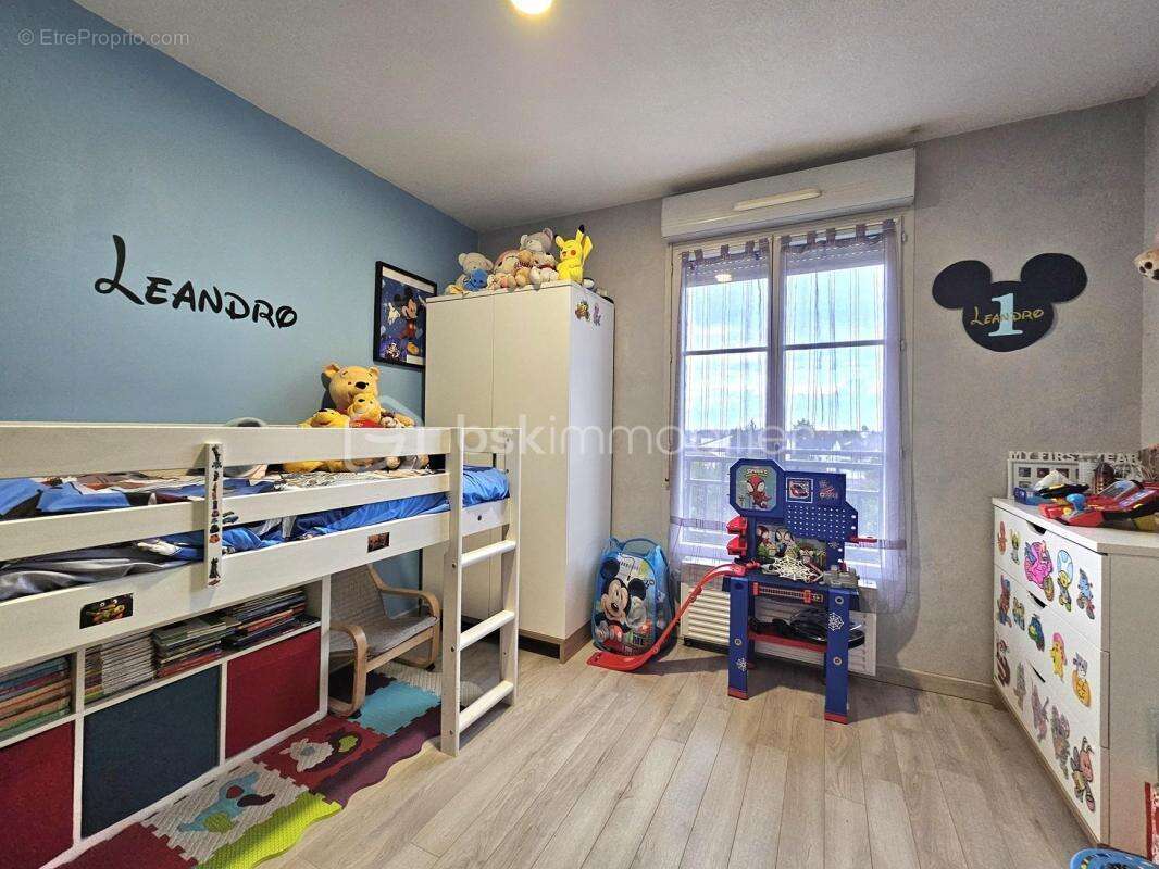 Appartement à VAUJOURS