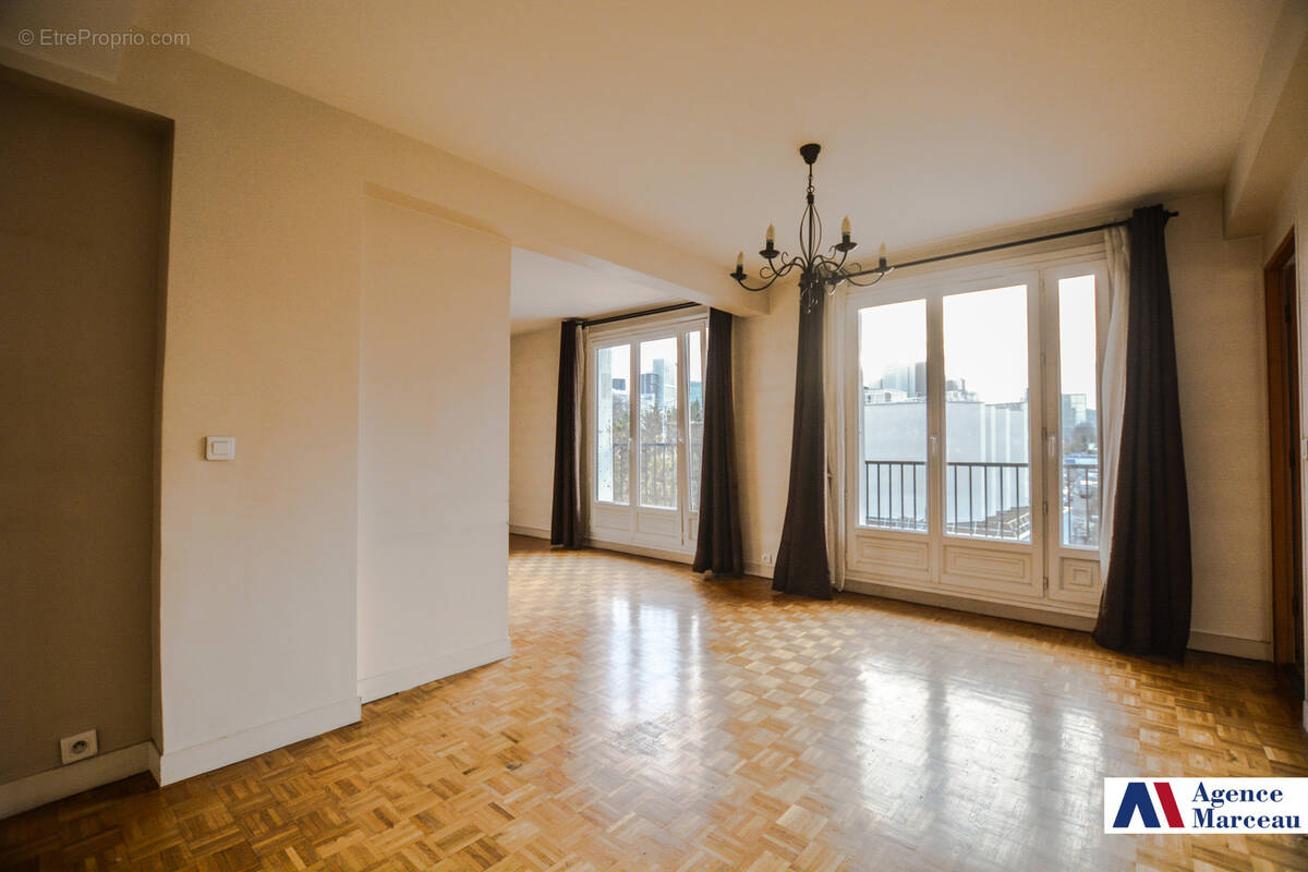 Appartement à COURBEVOIE
