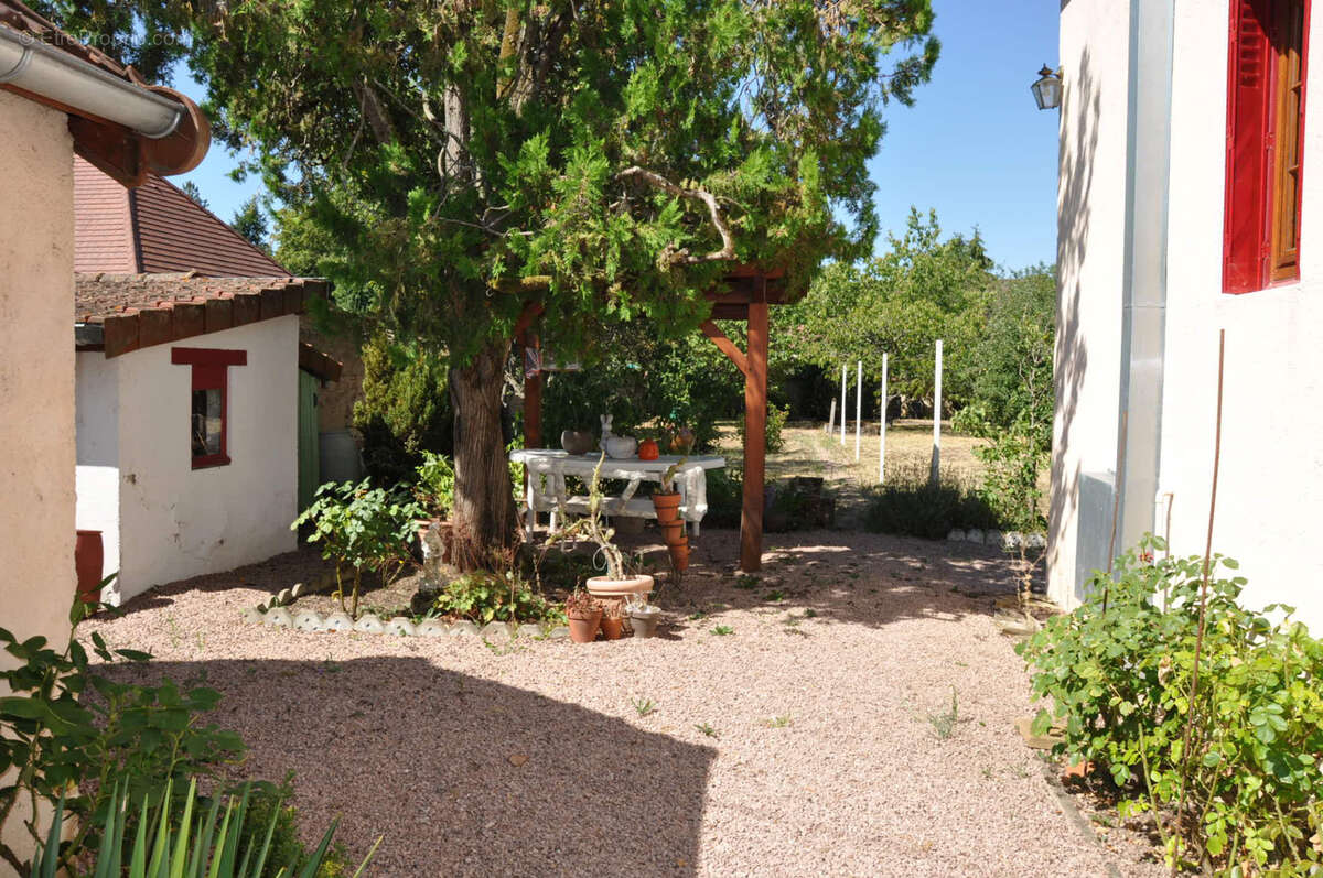 Belle maison proche du centre-ville, avec 3 chambres et un très beau jardin clos (parcelle de 727 m2). - photo 11