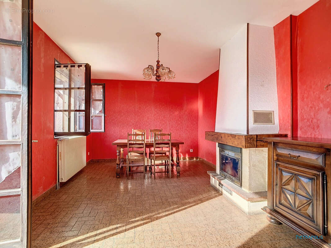 Pièce de vie  - Maison à VILLENEUVE-DE-MARC