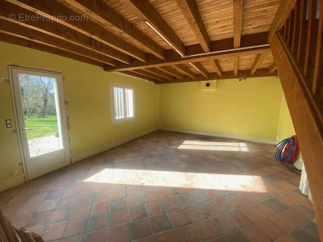 Charmante maison en cours de rénovation sur 1750 M2 de terrain avec remises - photo 8