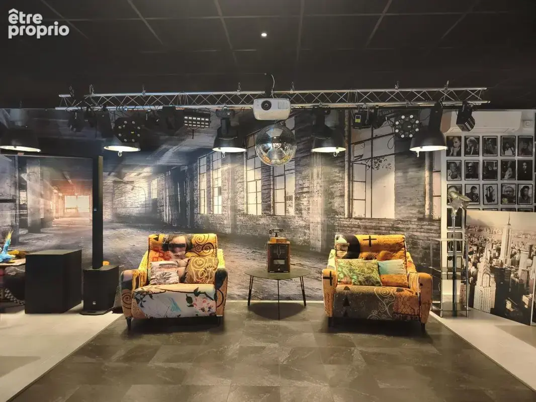 A vendre , murs commerciaux et professionels de 297m²+27m2 de réserve + 39m2 de garage avec un espace terrasse sur 852m2 de terr - photo 7