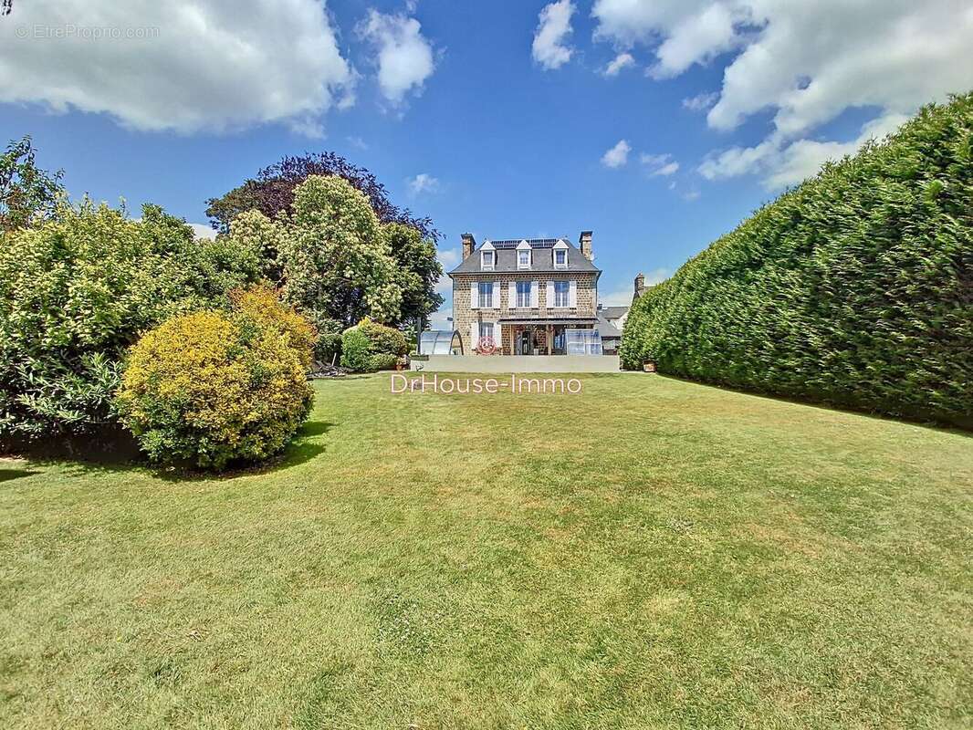 Maison à SAINT-HILAIRE-DU-HARCOUET