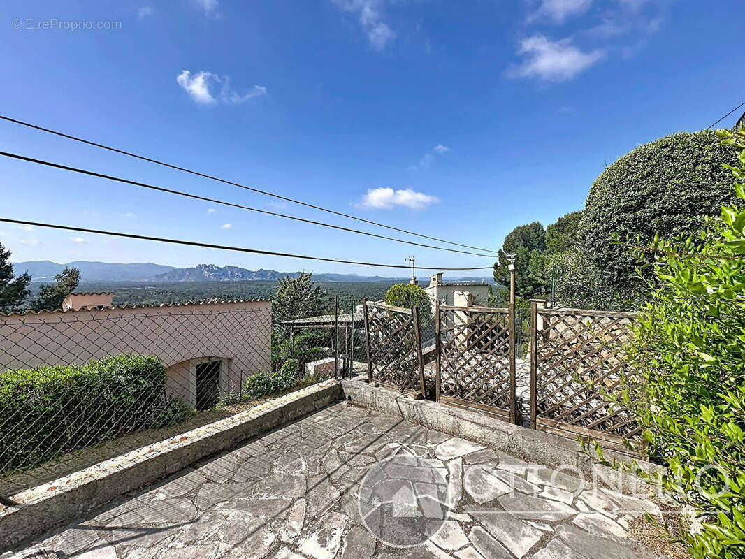 Maison à ROQUEBRUNE-SUR-ARGENS