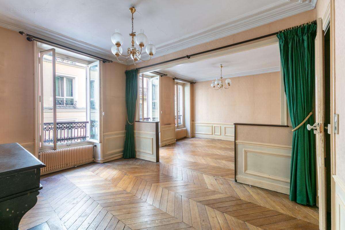Paris 18e   Appartement de caractère  3 pièces à réinventer - photo 4
