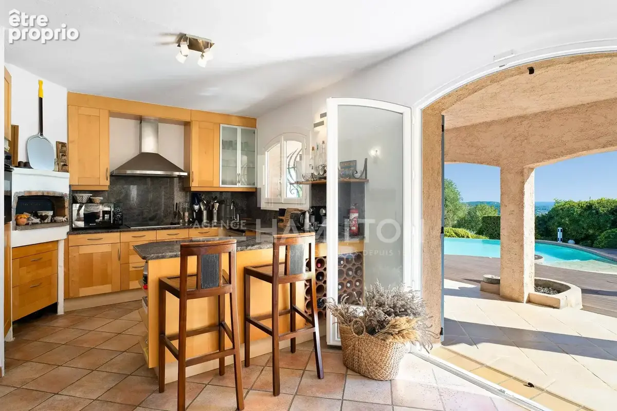Villa à vendre proche de Valbonne avec vue mer, piscine et 5 chambres - photo 5