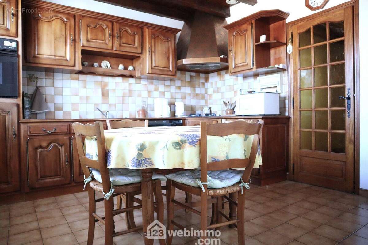 Attenante, la cuisine en merisier de 12 m2. - Maison à NIEUIL-L'ESPOIR