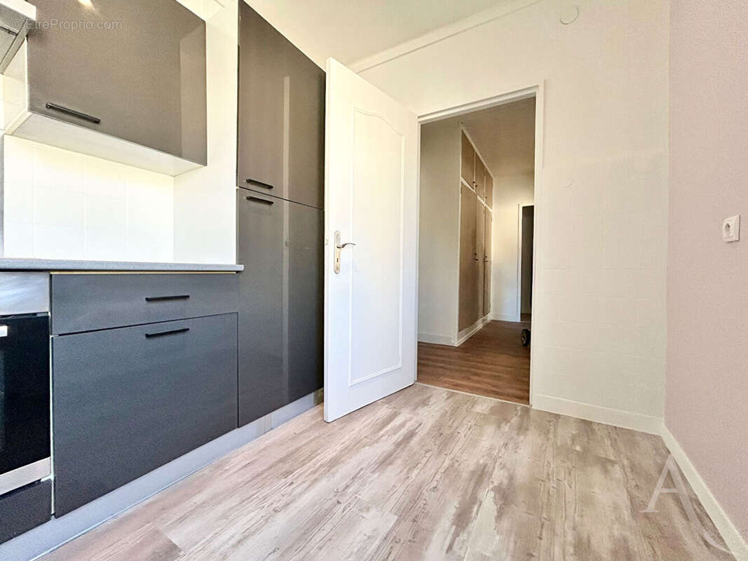 HAYANGE quartier Mairie - T5 moderne rénové de 108 m² avec ascenseur - photo 8