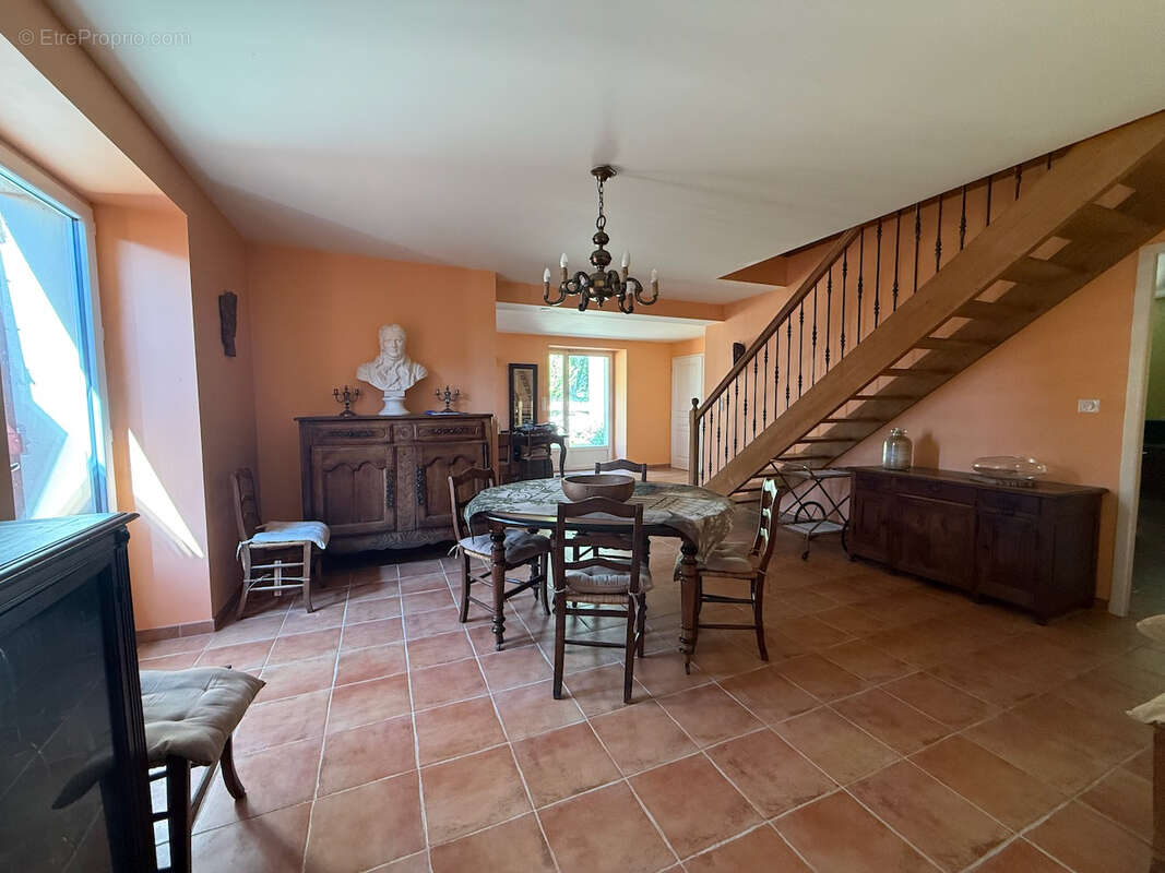 En pleine campagne, au calme, venez découvrir cette belle propriété de 250 m² habitables avec vue, sur un terrain de plus d'un h - photo 8