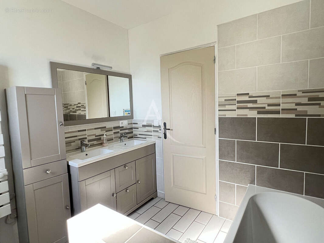 Maison à VOUILLE-LES-MARAIS