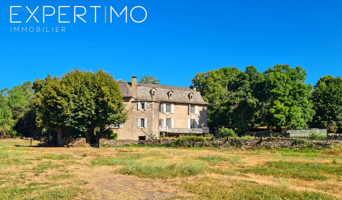 Manoir d'une superficie habitable de 338 m2 avec dépendances sur un terrain de 3,6 hectares - photo 2