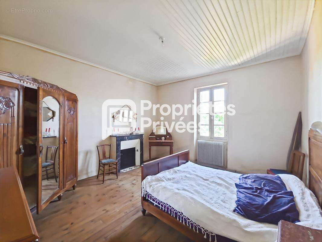 Grande maison en pierre à rénover avec jardin, dépendances et fort potentiel - photo 16