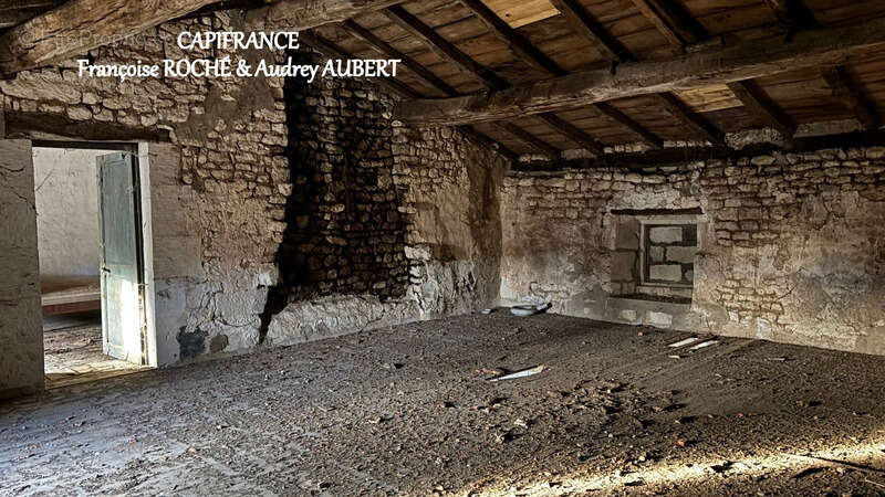 Maison à PORT-D&#039;ENVAUX