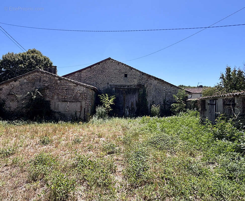 Deux granges avec dépendances et jardin offrant un fort potentiel de rénovation - photo 2