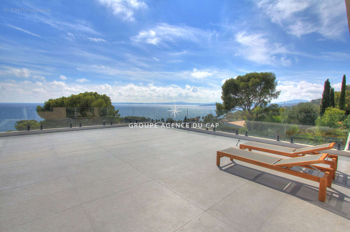 À vendre villa contemporaine de 350m² 8 pièces avec vue mer, à pied des plages et des commerces des issambres - photo 18