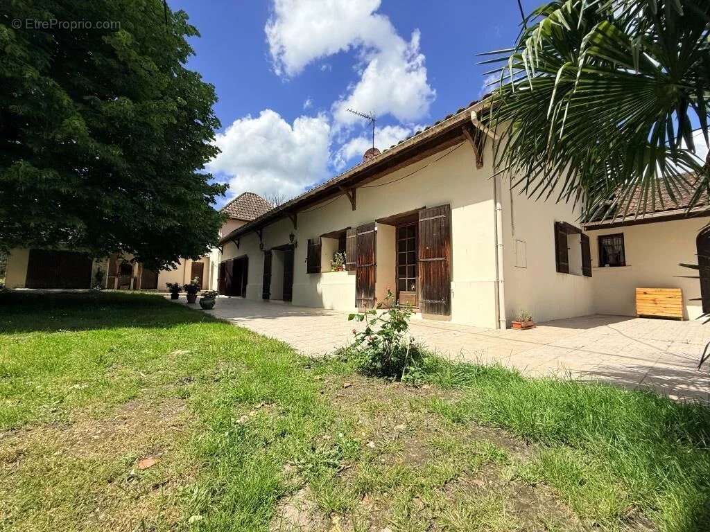 Maison à SAINT-CHRISTOLY-DE-BLAYE