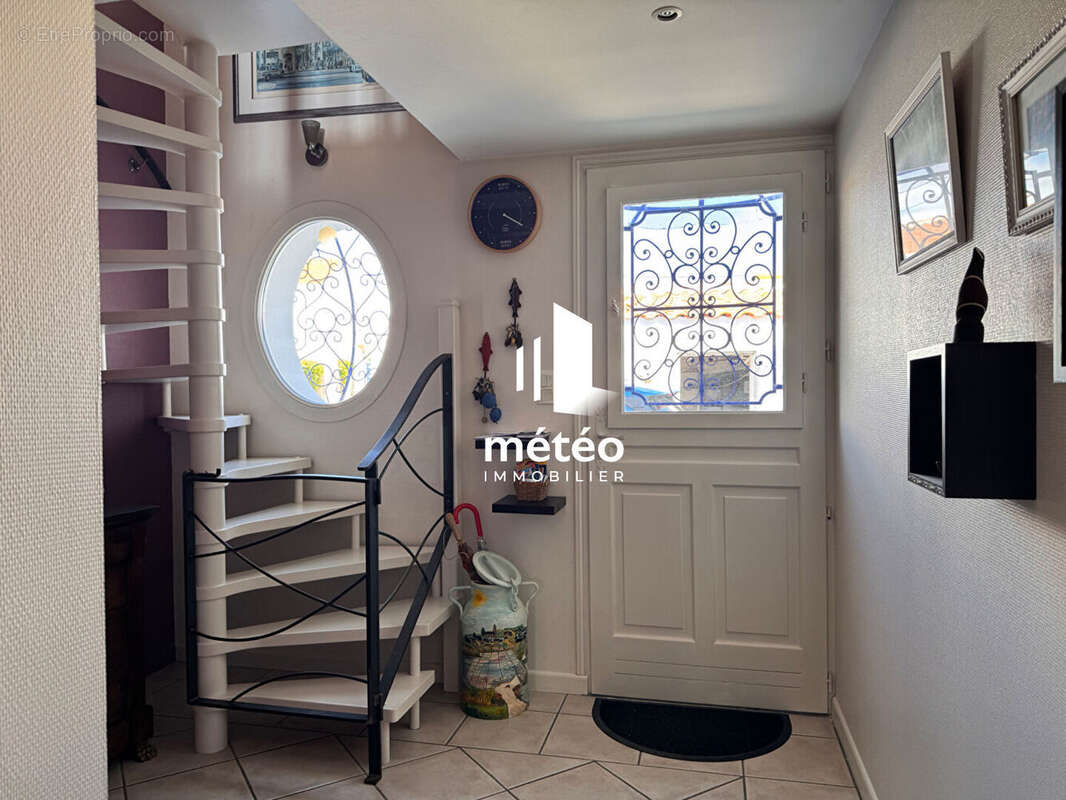 Maison à vendre à la Chaume avec vue mer et proche de la plage - photo 2