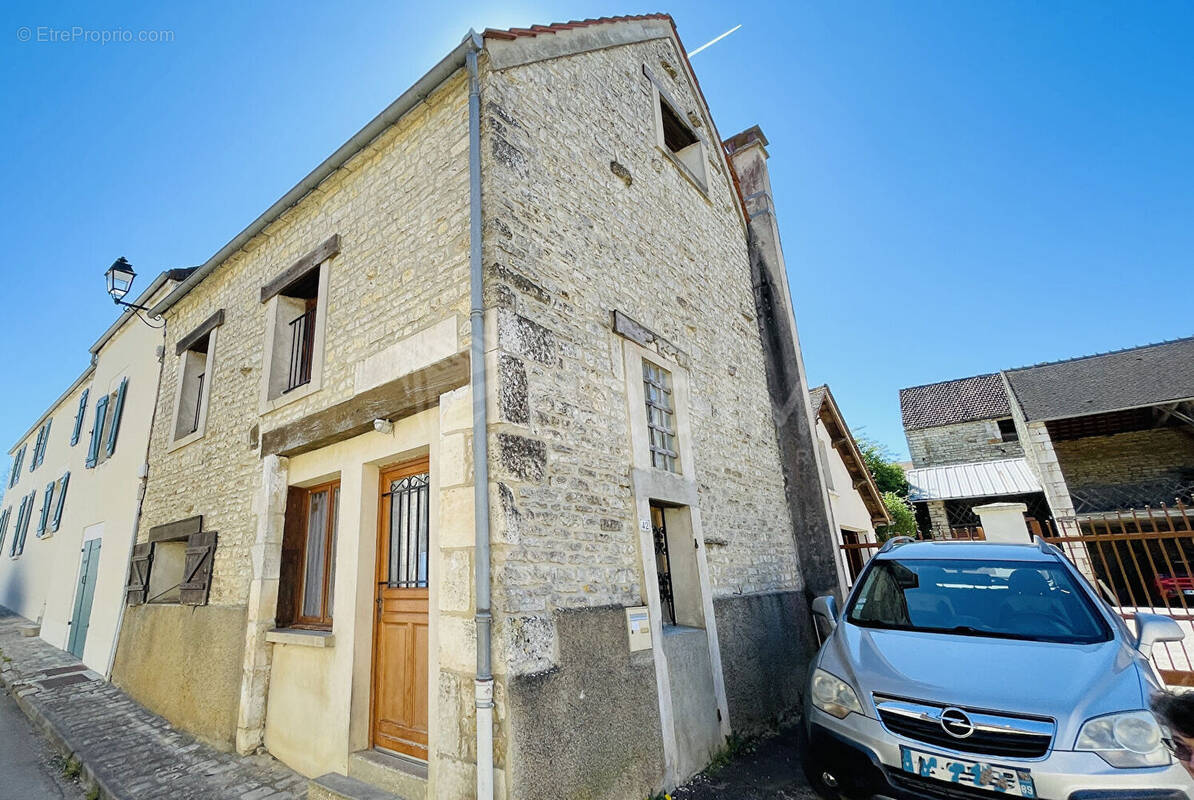 Maison à COURGIS