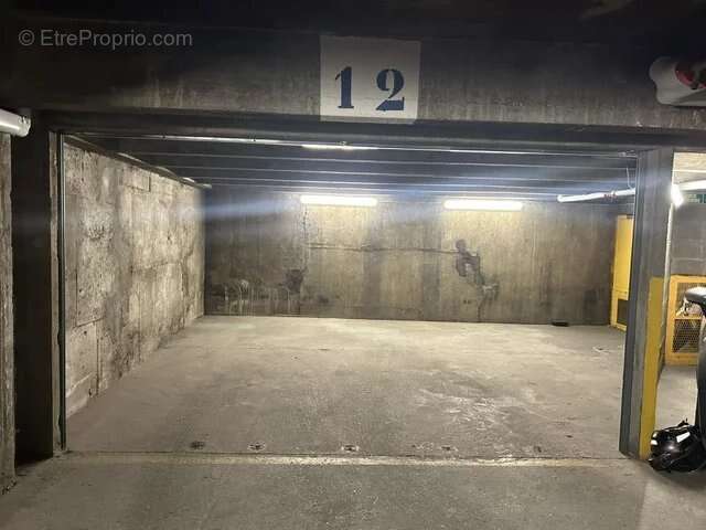 Parking à PARIS-18E