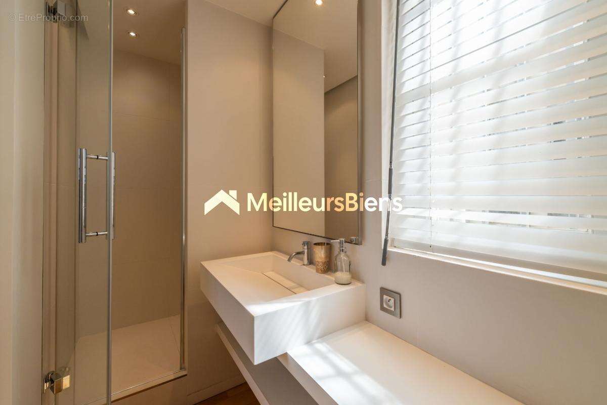Une adresse emblématique au sein du Triangle d'Or  Duplex de réception signé Wilmotte - photo 13