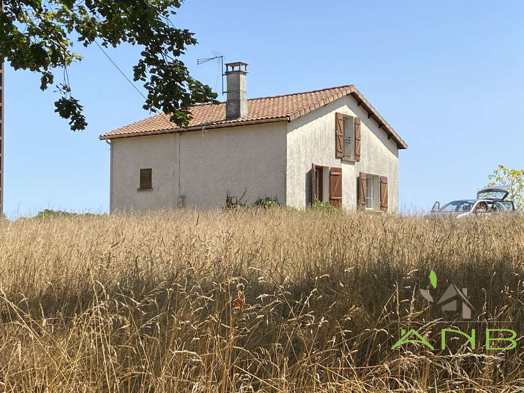 Maison à JAVERLHAC-ET-LA-CHAPELLE-SAINT-ROBERT