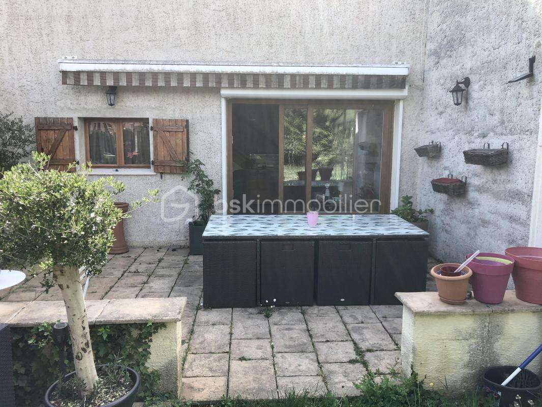 Maison à SAINT-PIERRE-LES-NEMOURS