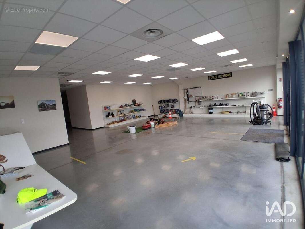 Photo 3 - Commerce à TREBES