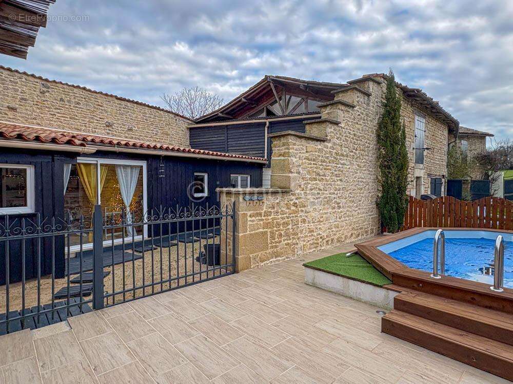 Maison à CHEF-BOUTONNE