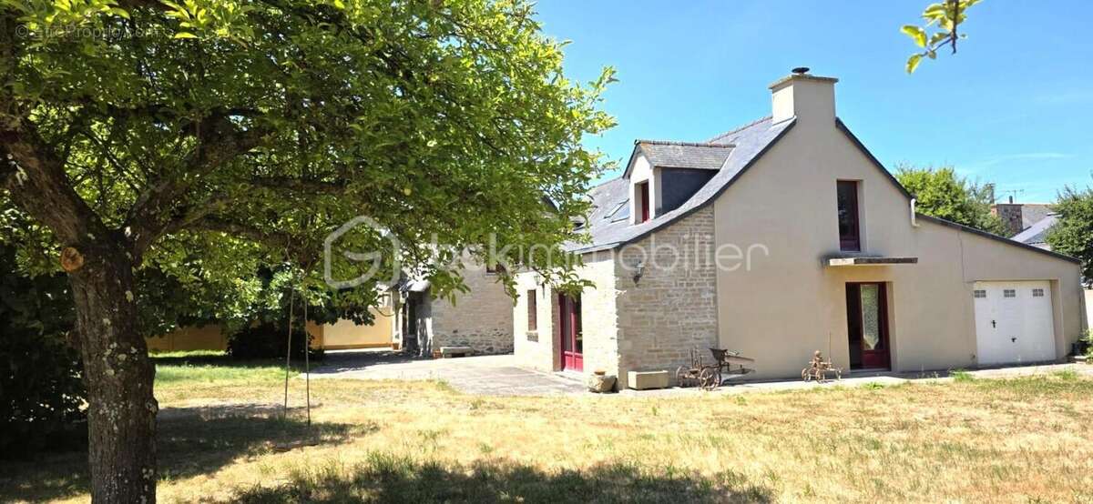 À 350m de la mer – Chaumière en pierre avec terrain en partie constructible ! - photo 19